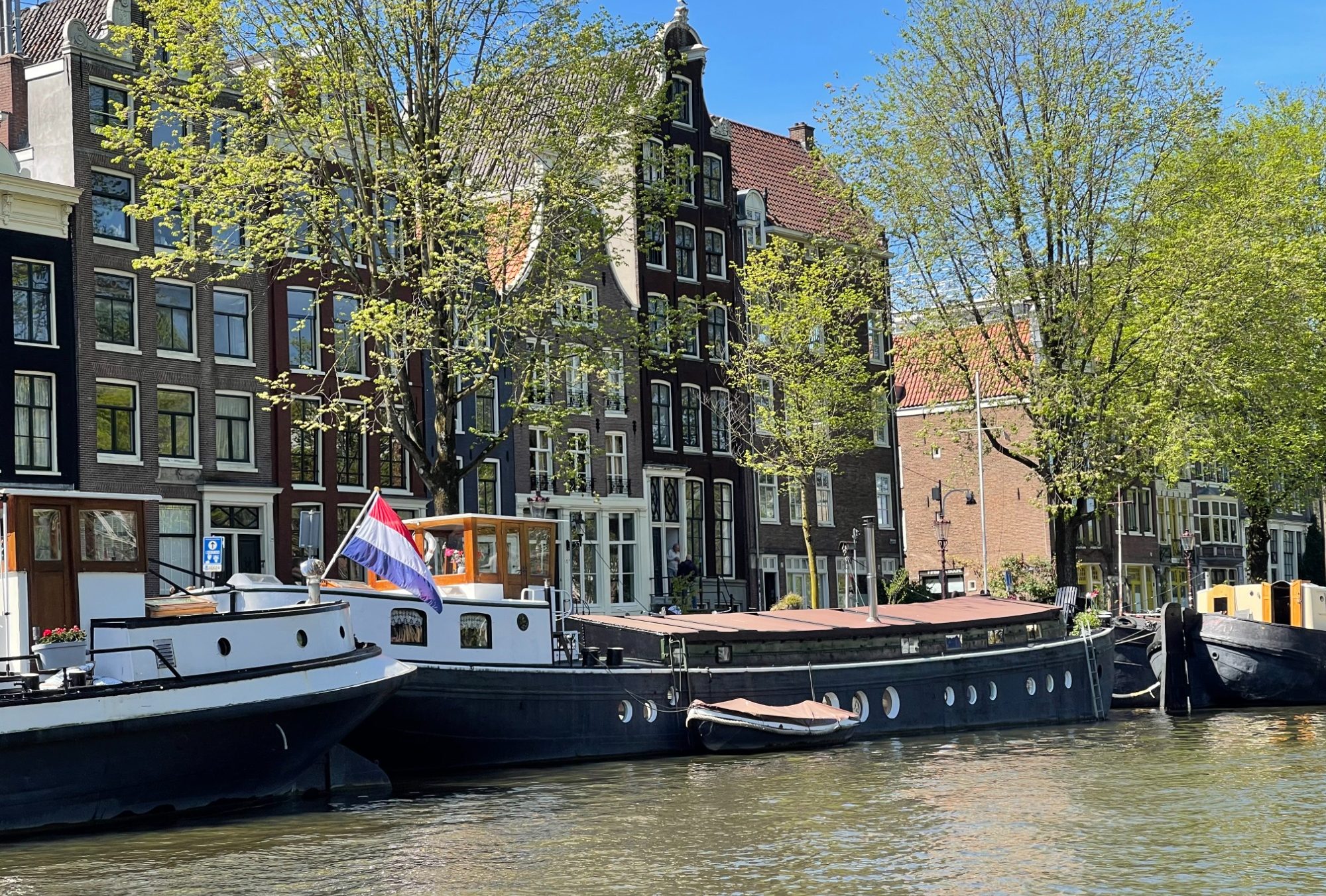 Gracht en historische gevels in Leiden
