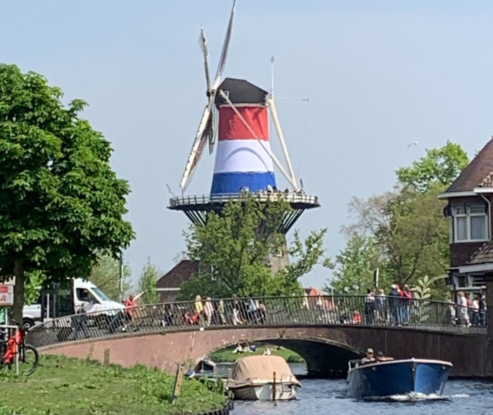Een Nederlandse molen aan het water